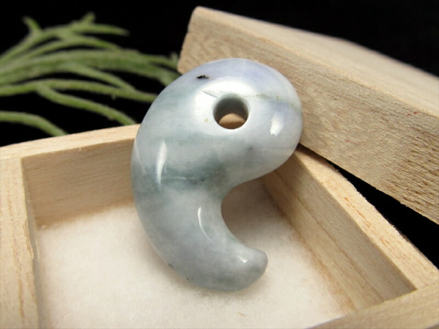 店頭展示中 糸魚川翡翠 勾玉 硬玉・まがたま 石サイズ約26mm 重さ6.9g