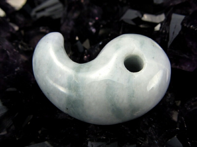 店頭展示中 糸魚川翡翠 勾玉 硬玉・まがたま 石サイズ約26mm 重さ6.9g