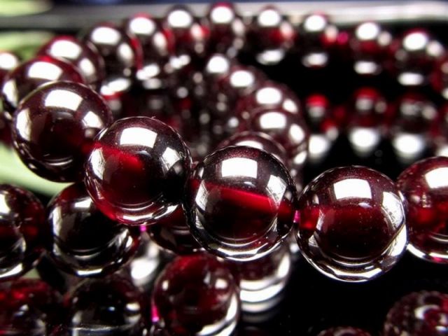 AA アルマンダインガーネット ブレスレット 8.5mm-9mm×22珠前後 上品なダークレッドカラー 中にはスター効果の珠も 王道ガーネット 1月の誕生石 インド産