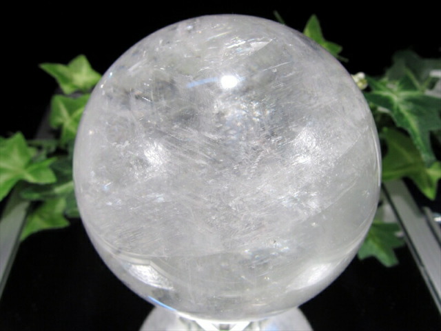 虹入り 4A ホワイトカルサイト 丸玉 台座付 直径74mm 重さ572g エネルギーの増幅と強力な浄化の石 神秘的な美しさ 方解石 ブラジル産 パワーストーン 天然石