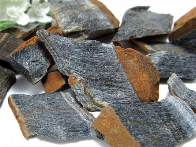 大人気詰め合わせ ブルータイガーアイ ホークアイ ラフ原石 100gパック 一袋約100g 約3-5個入り 魔除けと成功の石 ゴールド&ブルー 力と財力の象徴