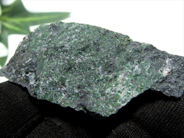 希少 国産原石 ウバロバイト 灰クロム柘榴石 原石 35g-55g 1個売り