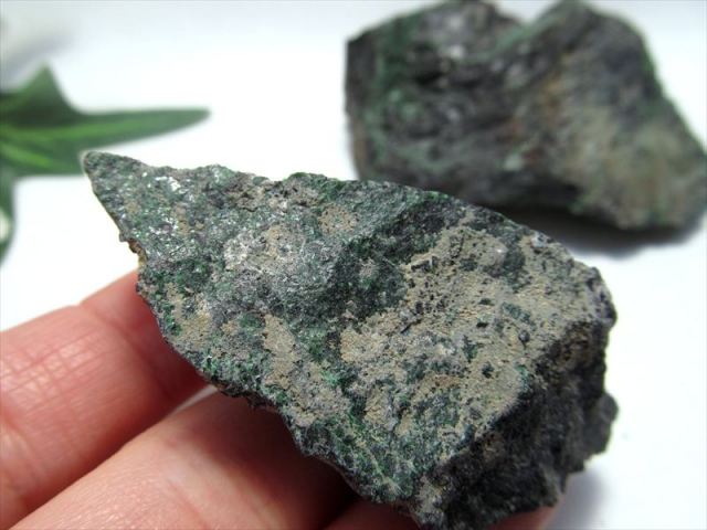 希少 国産原石 ウバロバイト 灰クロム柘榴石 原石 35g-55g 1個売り