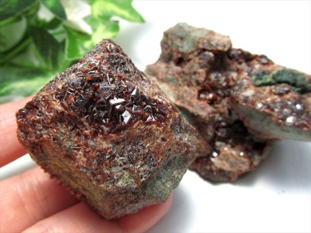 希少 国産原石 アンドラダイトガーネット 原石 1個売り 重さ約30g-50g 灰鉄柘榴石 赤鉄鉱 コレクターに大人気のナチュラル原石 岩手県遠野市 釜石鉱山産