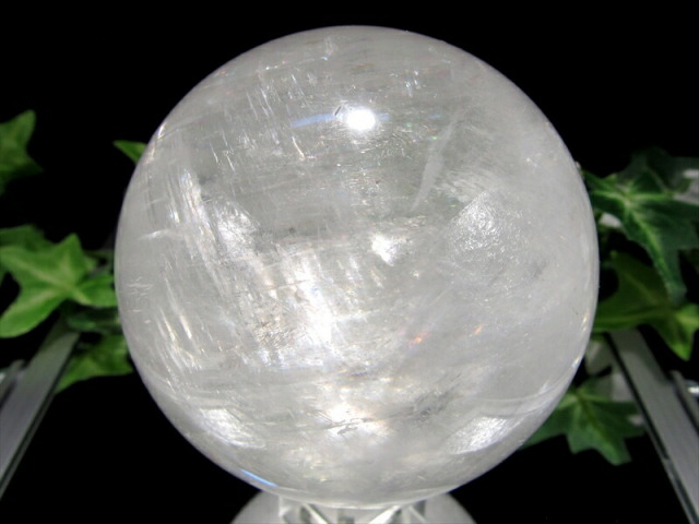 虹入り 4A ホワイトカルサイト 丸玉 台座付 直径76mm 重さ634g エネルギーの増幅と強力な浄化の石 神秘的な美しさ 方解石 ブラジル産 パワーストーン 天然石