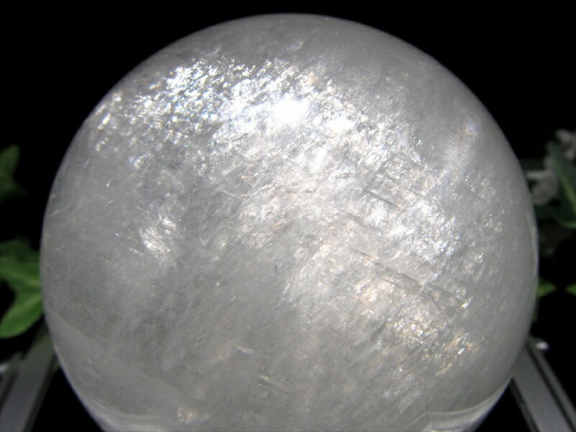 虹入り 4A ホワイトカルサイト 丸玉 台座付 直径94mm 重さ1186g エネルギーの増幅と強力な浄化の石 神秘的な美しさ 方解石 ブラジル産 パワーストーン 天然石