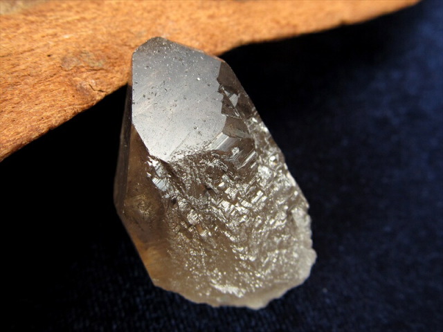 濃色 産出量極少により入手困難 ガウリシャンカール スモーキー ポイント 原石 幅約29mm 重さ8.6g ヒマラヤの厳しい大自然が生んだ奇跡の石 天然非加熱