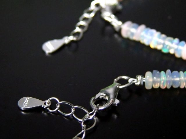 コスパ抜群 プレシャスオパール ボタン型ワイヤーブレスレット 幅約3mm