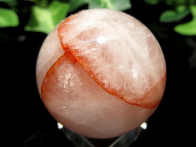 ピンクタイプ マニカラン水晶 丸玉 台座付 直径 34mm 重さ 62.5g ギャランティカード付き 極上透明 パワースポットの最高峰ヒマラヤ山脈