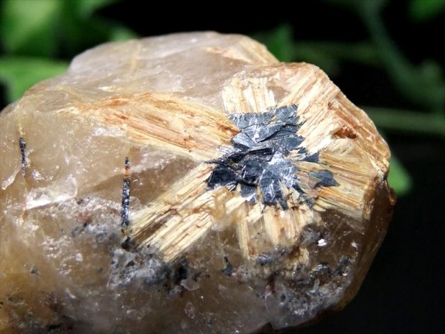 激レア・剥き出し太陽タイチン針 太陽タイチンゴールドルチル 原石 最大幅 71mm 重さ 111g ゴールド二酸化チタン&ヘマタイト結晶