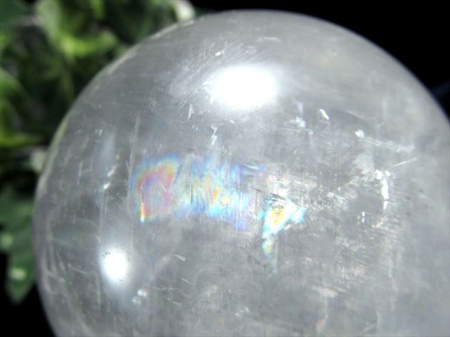 欠け有りのためアウトレット価格 4A 虹入り ホワイトカルサイト 丸玉 直径70mm 重さ494g エネルギーの増幅と強力な浄化の石 神秘的な美しさ 方解石