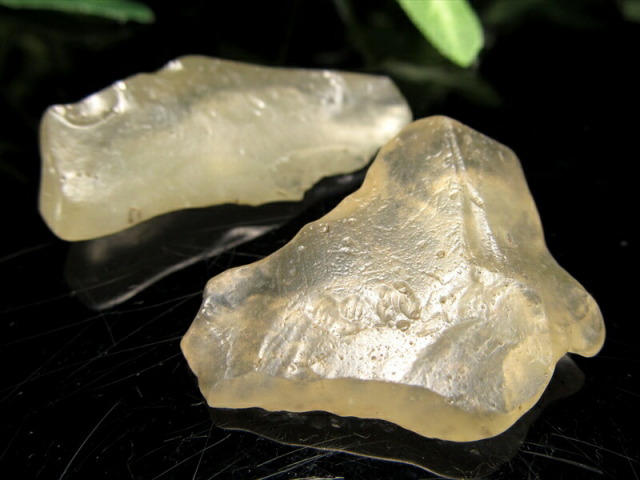 抜粋鑑別済み エジプト政府採掘禁止 リビアングラス 原石 2個セット 総重量約12.1g 入手困難な逸品 幸運のお守り 一点物 ピラミッドケース付き