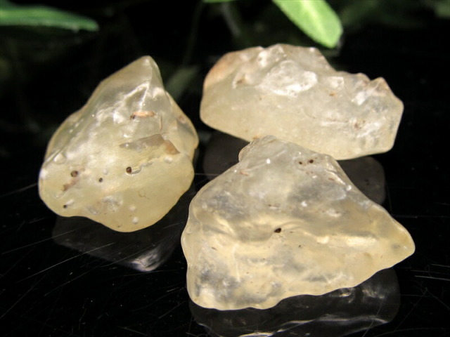 抜粋鑑別済み 稀少 リビアングラス 原石 2個セット 重さ13.7g 入手困難な逸品 隕石由来のインパクトガラス 幸運のお守り 一点物 エジプトサハラ砂漠産