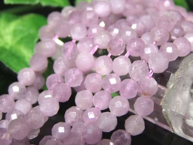 激安宣言 小サイズビーズ 約4mm前後 クンツァイト リチア輝石 多面カット連 一連 約37-39cm キラキラ多面カット ブラックライトで蛍光