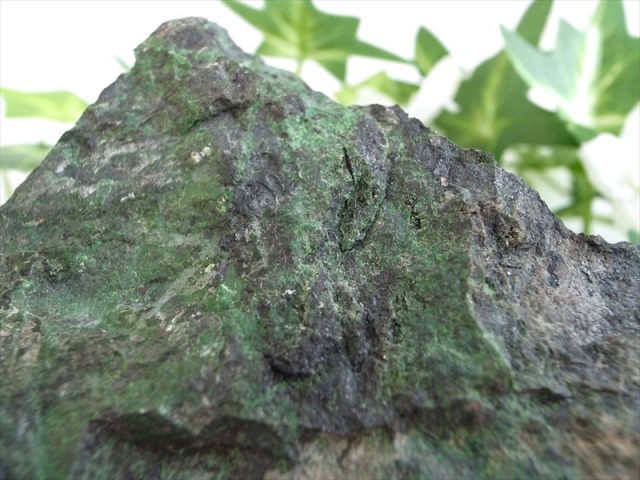 希少 国産原石 ウバロバイト 灰クロム柘榴石 原石 最大幅78mm 重さ580g 孤高を守る神聖な石 ストレス軽減 思考力を増強 天然石 北海道沙流郡平取町 八田鉱山