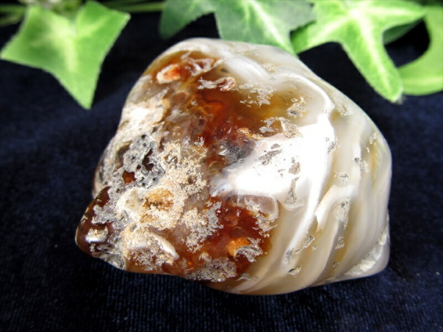 振ると水音がします 水入りメノウ タンブル 最大幅約44mm 重さ51g 瑪瑙