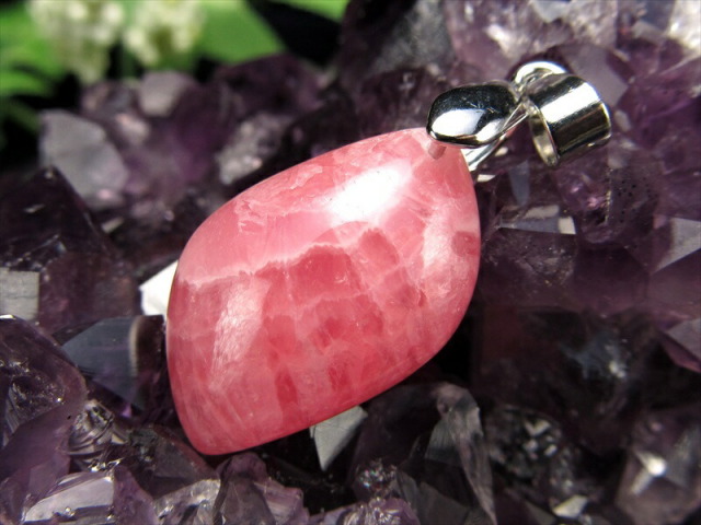 3A+ インカローズ ペンダントトップ リーフ型 石サイズ縦約22mm 重さ約3.9g 艶やかな薔薇色の輝き 優雅な縞模様と光沢感が織り成す美しい表情