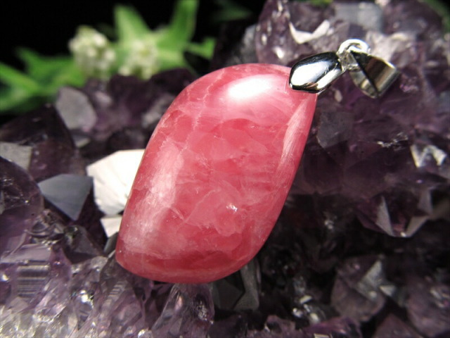 3A+ インカローズ ペンダントトップ リーフ型 石サイズ縦約26mm 重さ約5.9g 艶やかな薔薇色の輝き 優雅な縞模様と光沢感が織り成す美しい表情