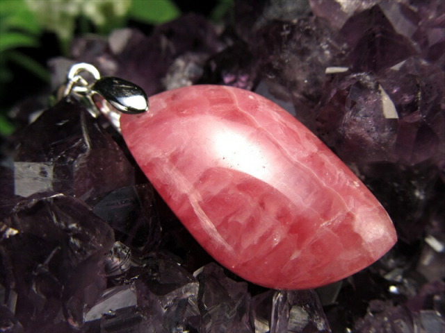 3A+ インカローズ ペンダントトップ リーフ型 石サイズ縦約29mm 重さ約6.0g 艶やかな薔薇色の輝き 優雅な縞模様と光沢感が織り成す美しい表情