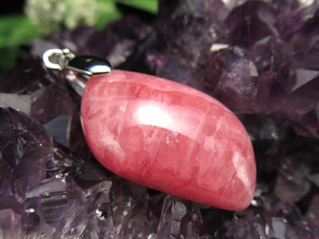 3A+ インカローズ ペンダントトップ リーフ型 石サイズ縦約27mm 重さ約6.3g 艶やかな薔薇色の輝き 優雅な縞模様と光沢感が織り成す美しい表情