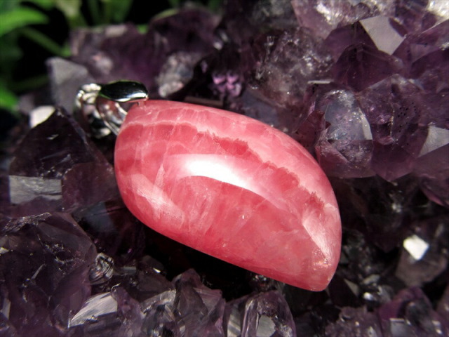 3A+ インカローズ ペンダントトップ リーフ型 石サイズ縦約27mm 重さ約6.6g 艶やかな薔薇色の輝き 優雅な縞模様と光沢感が織り成す美しい表情