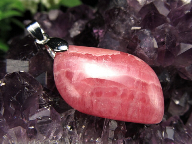 3A+ インカローズ ペンダントトップ リーフ型 石サイズ縦約28mm 重さ約6.8g 艶やかな薔薇色の輝き 優雅な縞模様と光沢感が織り成す美しい表情