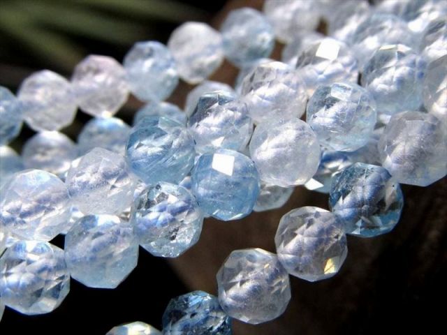 激安宣言 小サイズビーズ 約3.5mm-4mm前後 アクアマリン キラキラ多面カット 一連 約37-39cm 幸せな結婚の象徴 3月の誕生石 ネックレス・ピアスなどにも