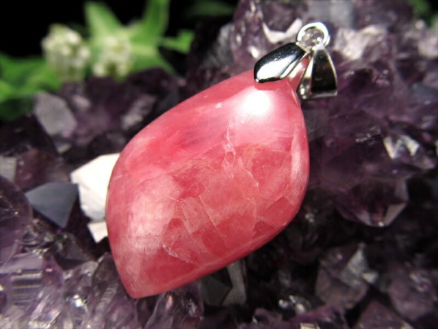 3A+ インカローズ ペンダントトップ リーフ型 石サイズ縦約27mm 重さ約7.5g 艶やかな薔薇色の輝き 優雅な縞模様と光沢感が織り成す美しい表情