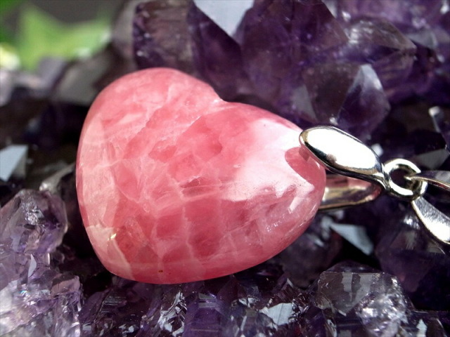 3A+ インカローズ ペンダントトップ ハート型 石サイズ縦約16mm 重さ約4.4g 艶やかな薔薇色の輝き 優雅な縞模様と光沢感が織り成す美しい表情