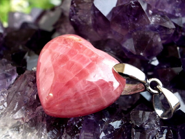 3A+ インカローズ ペンダントトップ ハート型 石サイズ縦約16.5mm 重さ約4.9g 艶やかな薔薇色の輝き 優雅な縞模様と光沢感が織り成す美しい表情