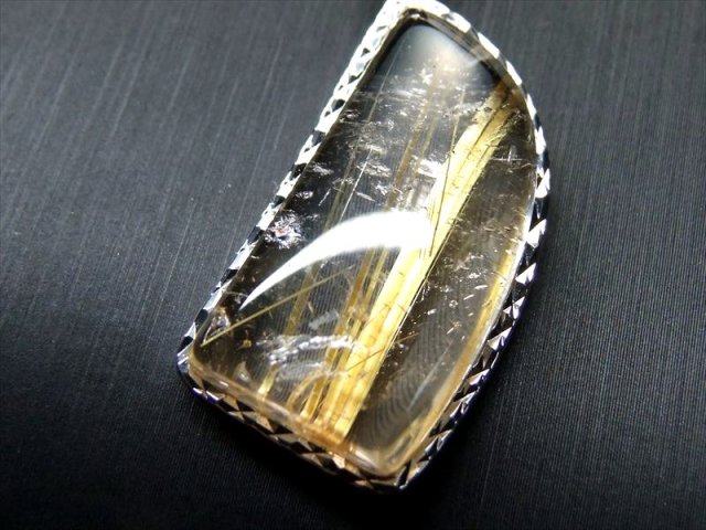 タイチン入り S級 タイチン ゴールドルチルクォーツ ペンダントトップ 重さ約7.7g 縦約27mm 超透明&煌めく金針 金運をもたらす石 Silver925 1点物 ブラジル