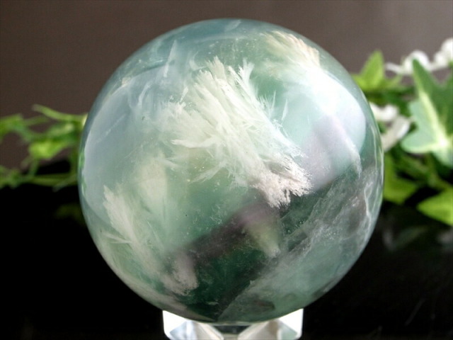 まるで美しい天使の羽 エンジェルフェザーインフローライト 丸玉 台座付き 直径約59.1mm 重さ約344g 唯一無二の神秘的模様 癒しの石 石花蛍石 一点物 中国