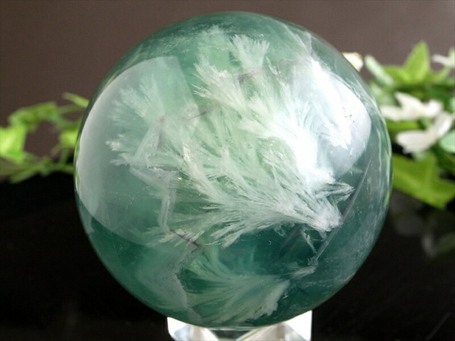 まるで美しい天使の羽 エンジェルフェザーインフローライト 丸玉 台座付き 直径約59mm 重さ約342g 唯一無二の神秘的模様 癒しの石 石花蛍石 一点物 中国