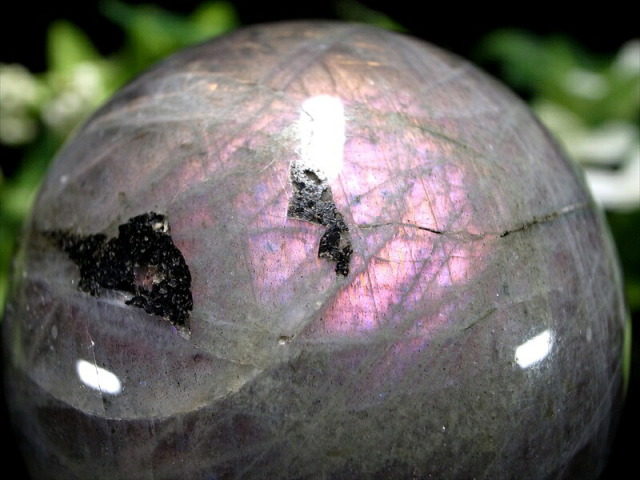 3A+ パープルシラー ラブラドライト 丸玉 台座付 直径 50mm 重さ 176g 月と太陽を象徴する石 一点もの マダガスカル産 パワーストーン 天然石
