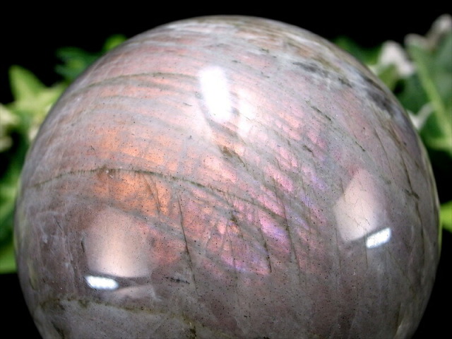 3A+ パープルシラー ラブラドライト 丸玉 台座付 直径 62.6mm 重さ 345g 月と太陽を象徴する石 一点もの マダガスカル産 パワーストーン 天然石