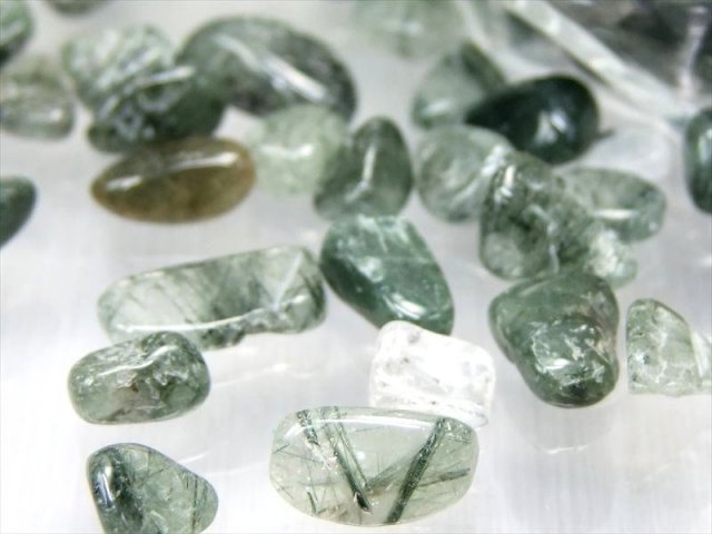 高品質モスグリーン グリーンルチルクォーツ さざれ石 200g 約6ミリ-25