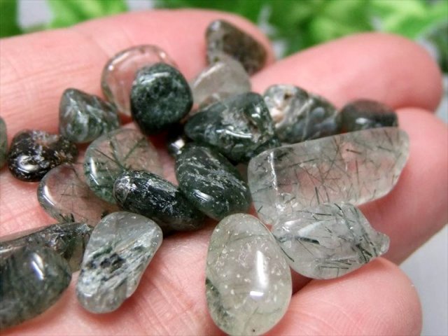 高品質モスグリーン グリーンルチルクォーツ さざれ石 200g 約6ミリ-25