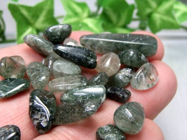 高品質モスグリーン グリーンルチルクォーツ さざれ石 200g 約6ミリ-25