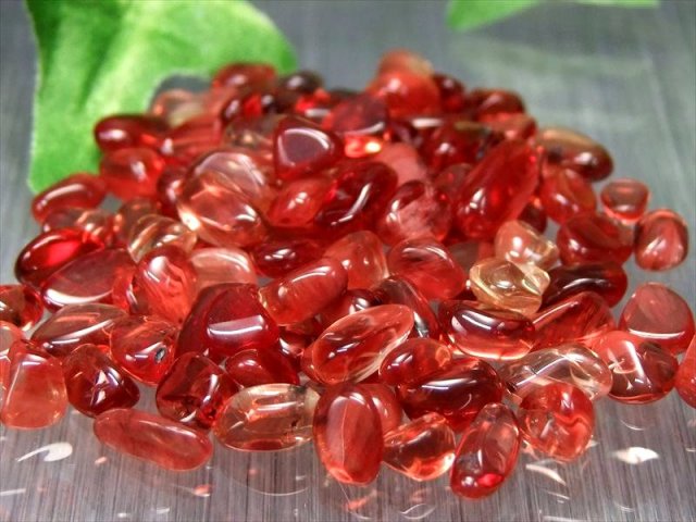 宝石級 S級 希少レッドアンデシンさざれ 約20g 粒の平均大きさ 約3ミリ-12ミリ 極上品質 透明感抜群 中性長石 チベット産 パワーストーン 天然石