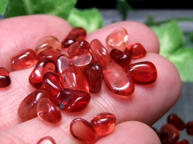 宝石級 S級 希少レッドアンデシンさざれ 約20g 粒の平均大きさ 約3ミリ