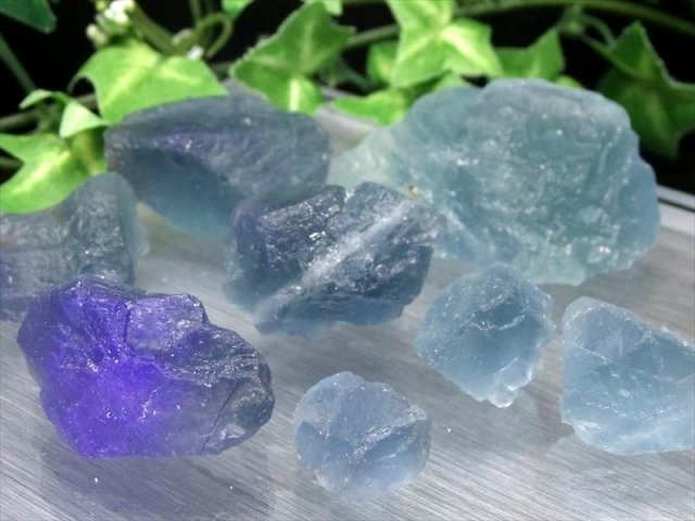 強めの蛍光 マリンブルー 蛍光フローライト原石 詰め合わせ 約100g入り 粒約8mm-30mm 天才の石 思考力を高める アメリカ産 パワーストーン 天然石