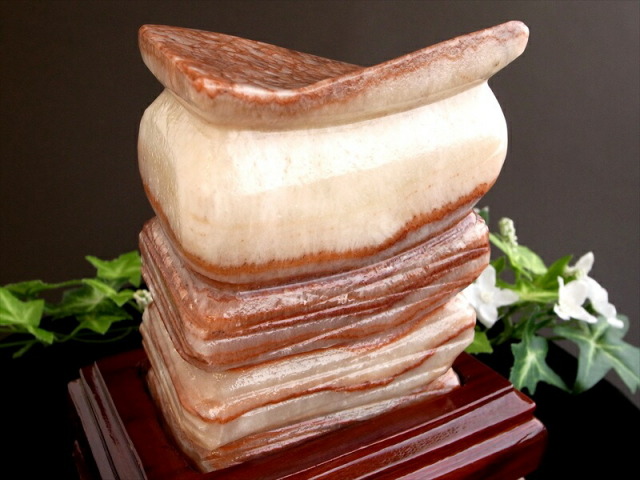 まるで豚肉 招財のお守り ポークストーン 豚肉石 置物 木製専用台座付 重さ約1369g 高さ約125mm 少量限定 ネタ感満載 マニアック天然石 一点もの 中国