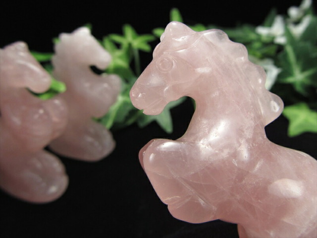 売切り 2026年の干支 ローズクォーツ 馬 彫刻置物 1個売り 重さ約50g-60g前後 愛と美の石 縁起物 前向きな気持ちをサポート 馬モチーフのパワーストーン彫刻