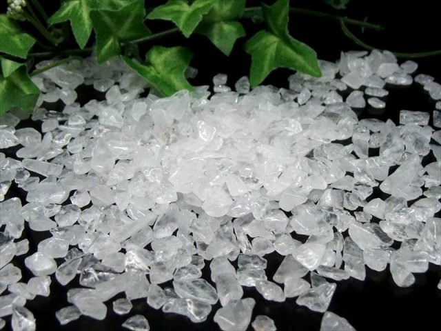 輝く純白 スノーホワイトクリスタル 白水晶 さざれ 約200g 粒の大きさの平均約4mm-13mm 4月の誕生石 万能ストーン ブラジル産 パワーストーン 天然石