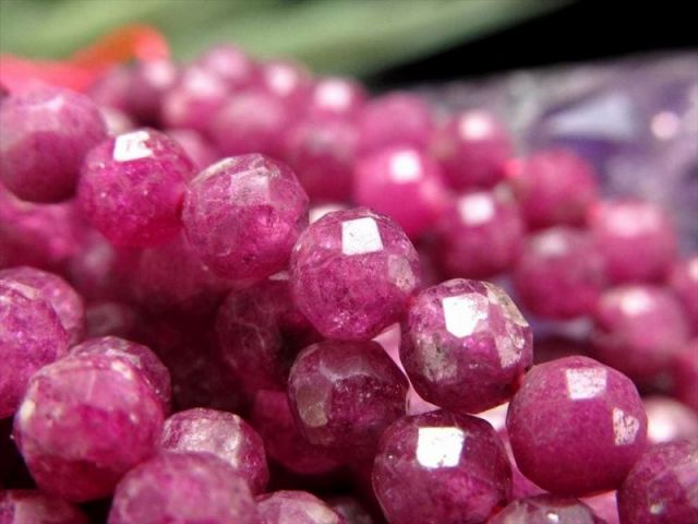 激安宣言 小サイズビーズ 約3.5mm-4mm前後 ルビー キラキラ多面カット 一連 約37-39cm 勝利と情熱の象徴 7月の誕生石 ネックレス・ピアスなどにも