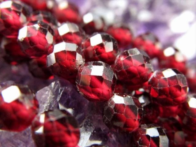 激安宣言 小サイズビーズ 約4mm前後 ガーネット キラキラ多面カット 一連 約37-39cm 情熱と成功を呼び込む石 1月の誕生石 ネックレス・ピアスなどにも