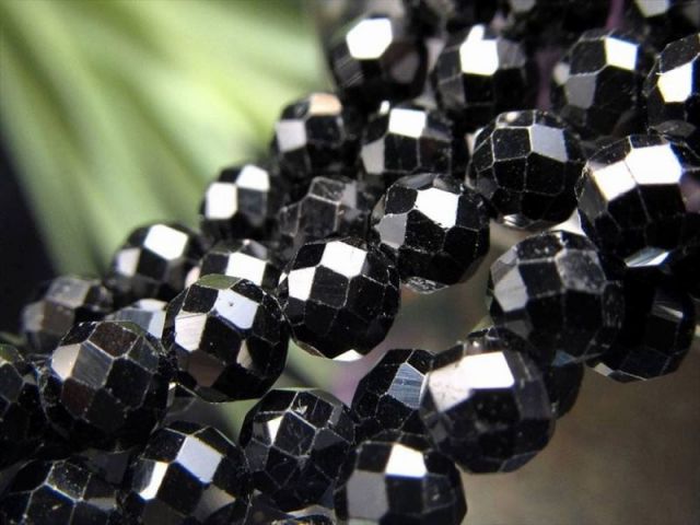 激安宣言 小サイズビーズ 約3.5mm-4mm前後 ブラックスピネル キラキラ多面カット 一連 約37-39cm 目標達成のお守り 8月の誕生石 ネックレス・ピアスなどにも