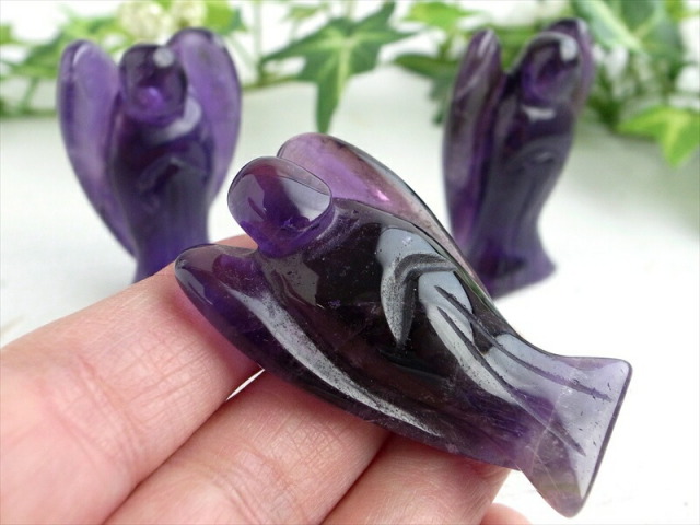 高品質 濃い紫 アメジスト エンジェル彫り 置物 1個売り 縦45mm-50mm前後 愛の守護石 インテリアに 風水グッズ 天使 ブラジル産 パワーストーン 天然石