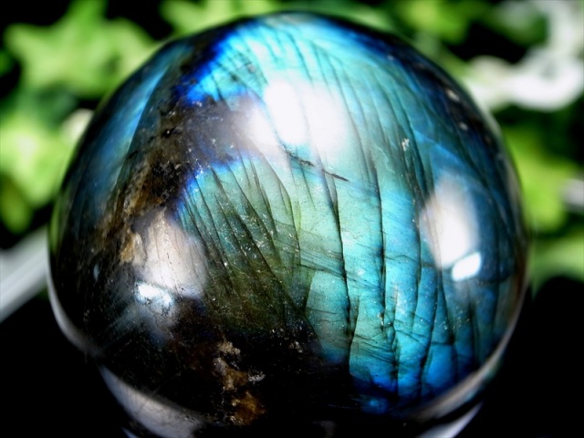 3A+ 美しいしっかりブルーシラー ラブラドライト 丸玉 台座付 直径58mm 重さ290g 月と太陽を象徴する石 一点もの マダガスカル産 パワーストーン 天然石
