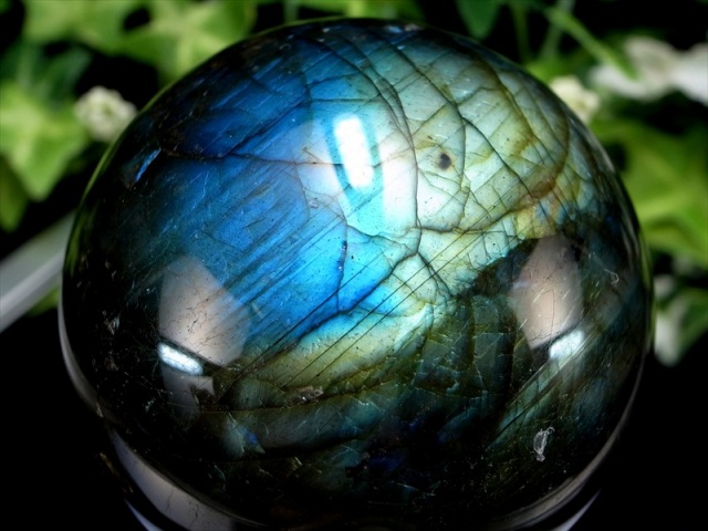 3A+ 美しいしっかりブルーシラー ラブラドライト 丸玉 台座付 直径58mm 重さ297g 月と太陽を象徴する石 一点もの マダガスカル産 パワーストーン 天然石